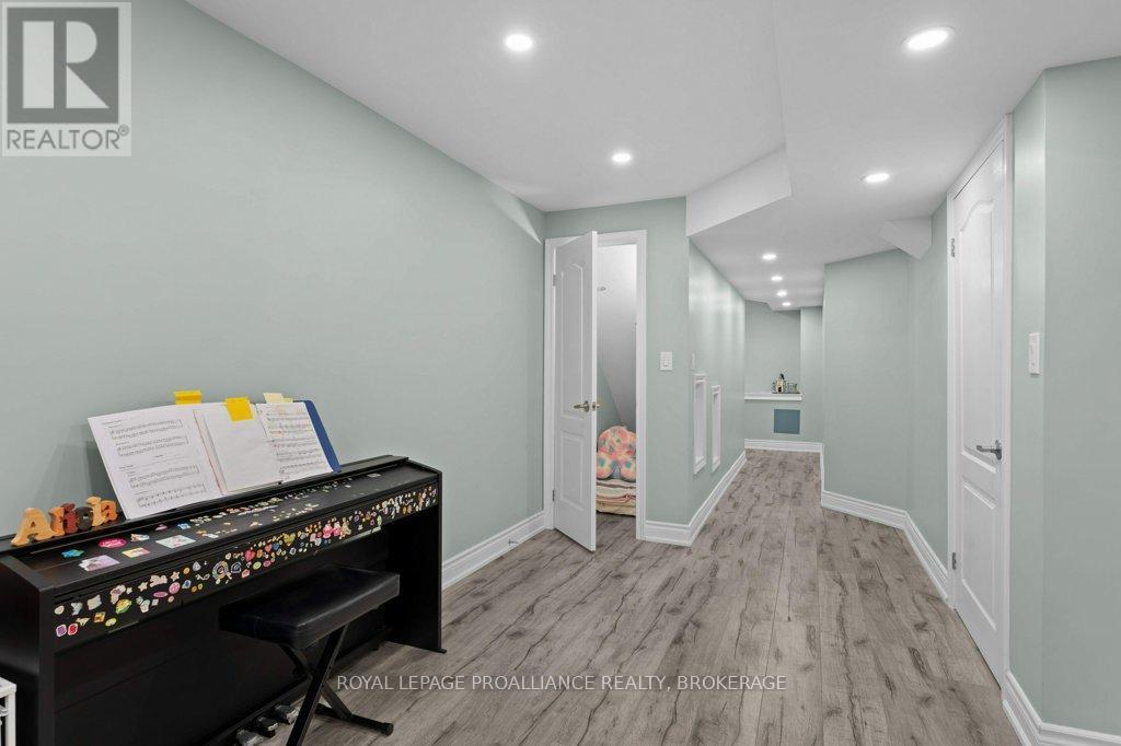 












642 WALTERS STREET

,
Kingston (Kingston East (Incl Barret Crt)),




Ontario
K7K0B6

