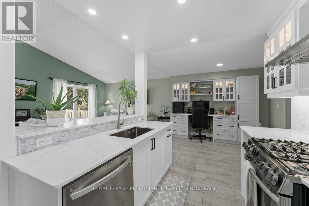 












642 WALTERS STREET

,
Kingston (Kingston East (Incl Barret Crt)),




Ontario
K7K0B6

