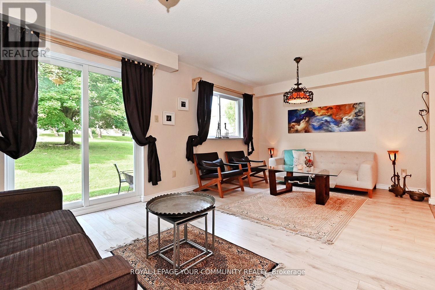 












304 MACIVER BOULEVARD

,
Newmarket,




Ontario
L3X1Y4

