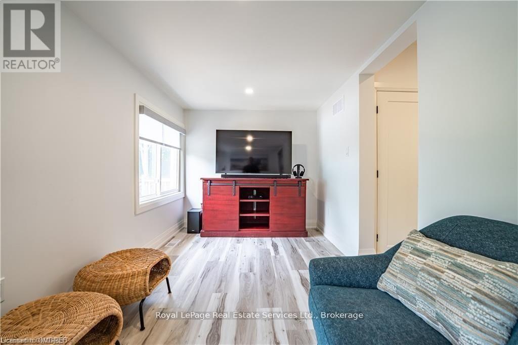 












4 6TH STREET

,
Grimsby (Grimsby Beach),




Ontario
L3M2T3

