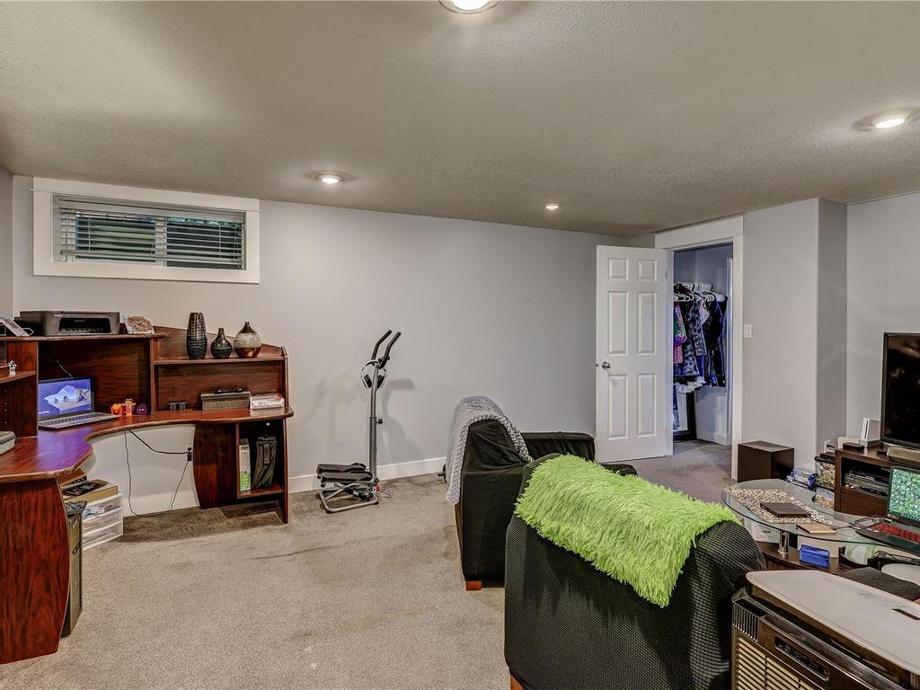 









985


Malaspina

Cres,
Nanaimo,




BC
V9S 2Z9

