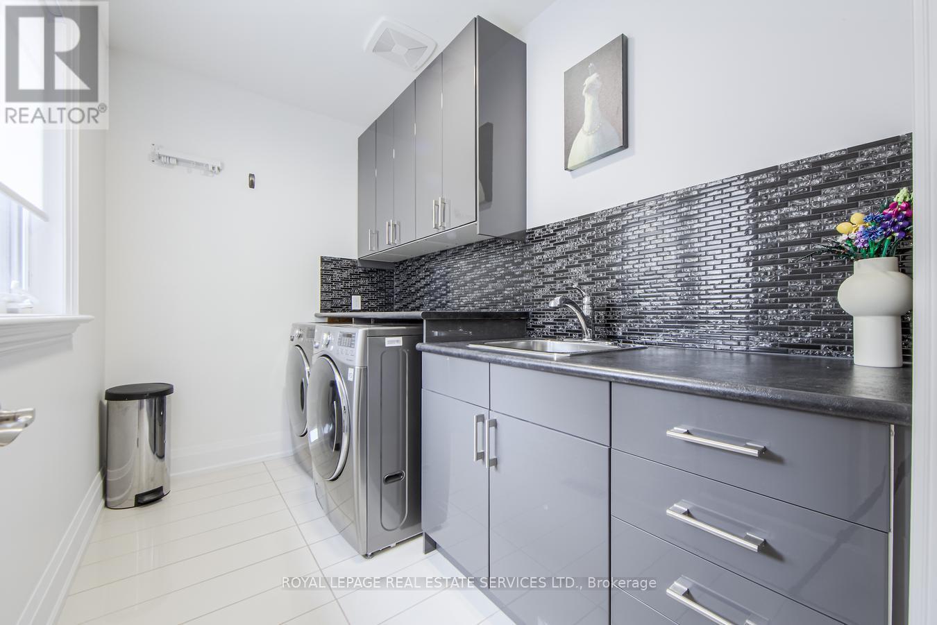 












21A ROYCREST AVENUE

,
Toronto,




Ontario
M2N1R1

