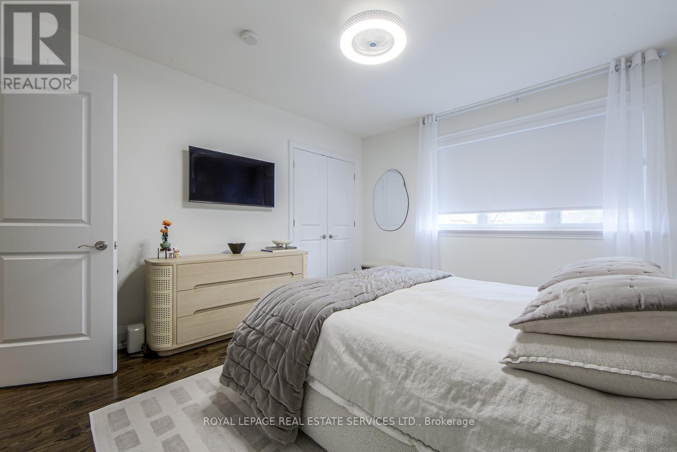 












21A ROYCREST AVENUE

,
Toronto,




Ontario
M2N1R1

