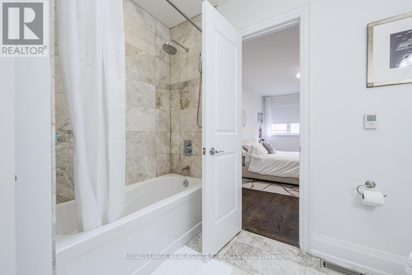 












21A ROYCREST AVENUE

,
Toronto,




Ontario
M2N1R1

