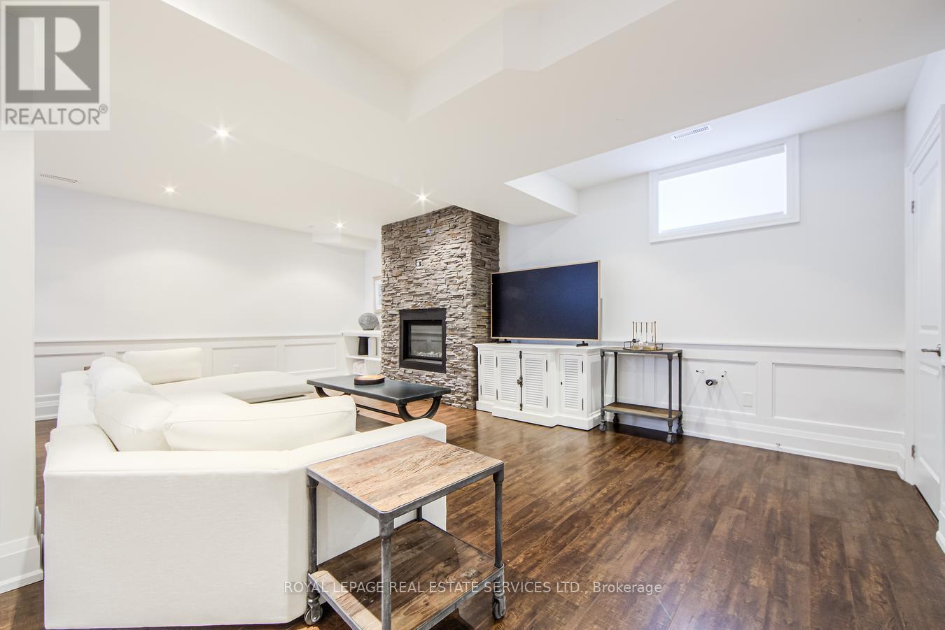 












21A ROYCREST AVENUE

,
Toronto,




Ontario
M2N1R1

