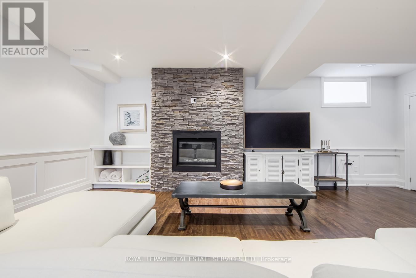 












21A ROYCREST AVENUE

,
Toronto,




Ontario
M2N1R1

