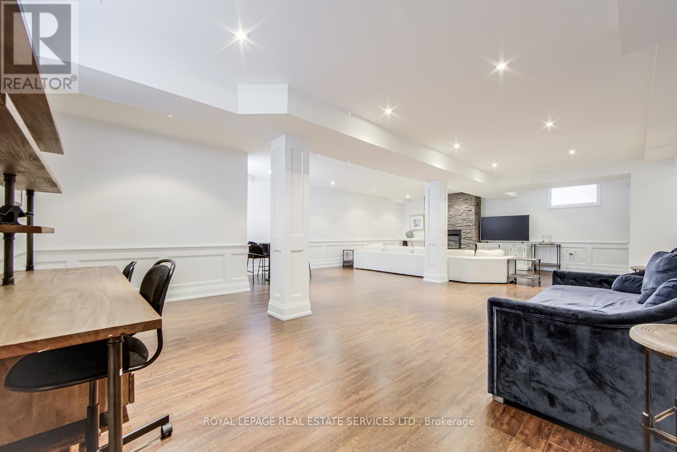 












21A ROYCREST AVENUE

,
Toronto,




Ontario
M2N1R1

