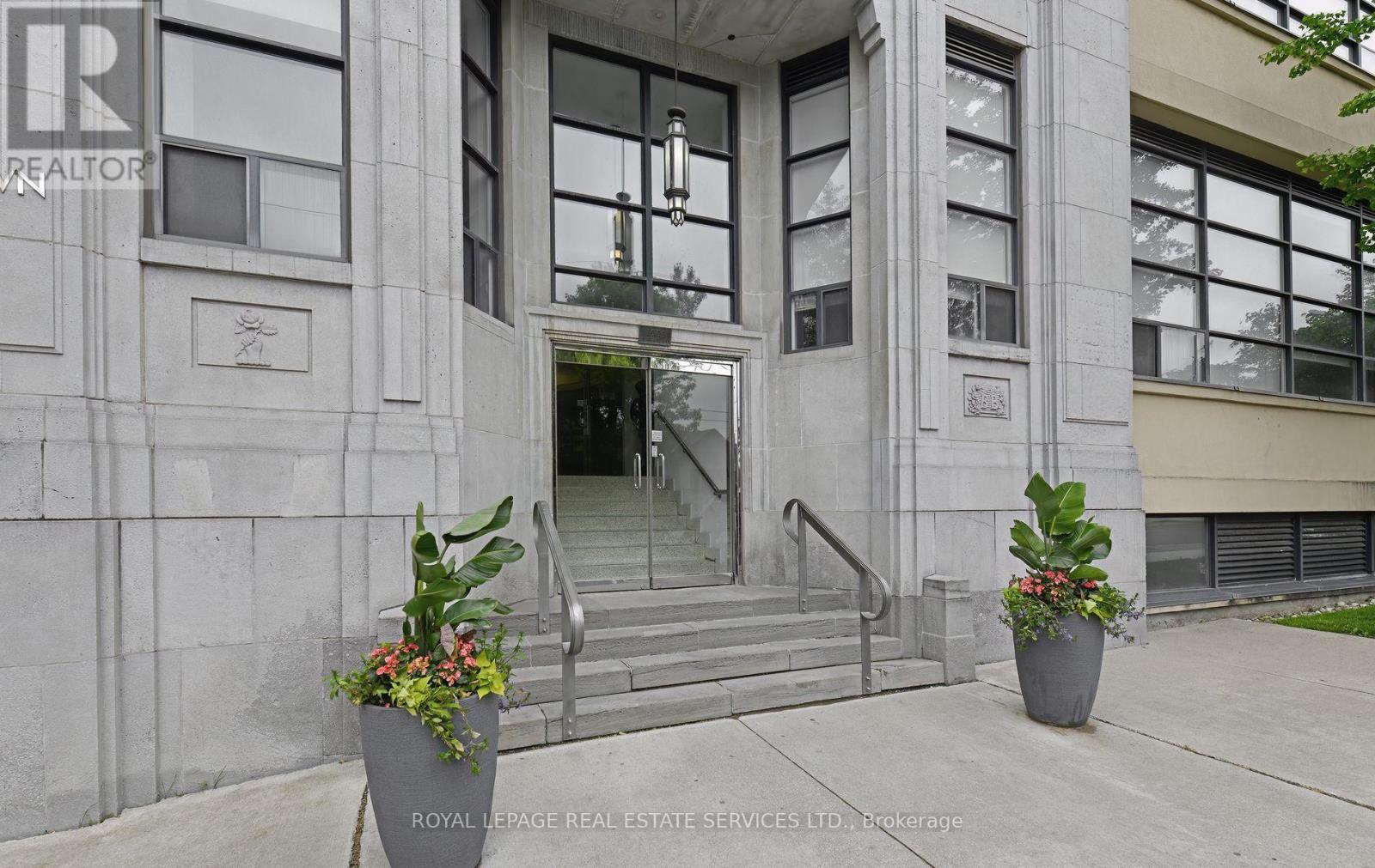 












205 - 1001 ROSELAWN AVENUE

,
Toronto,




Ontario
M6B4M4

