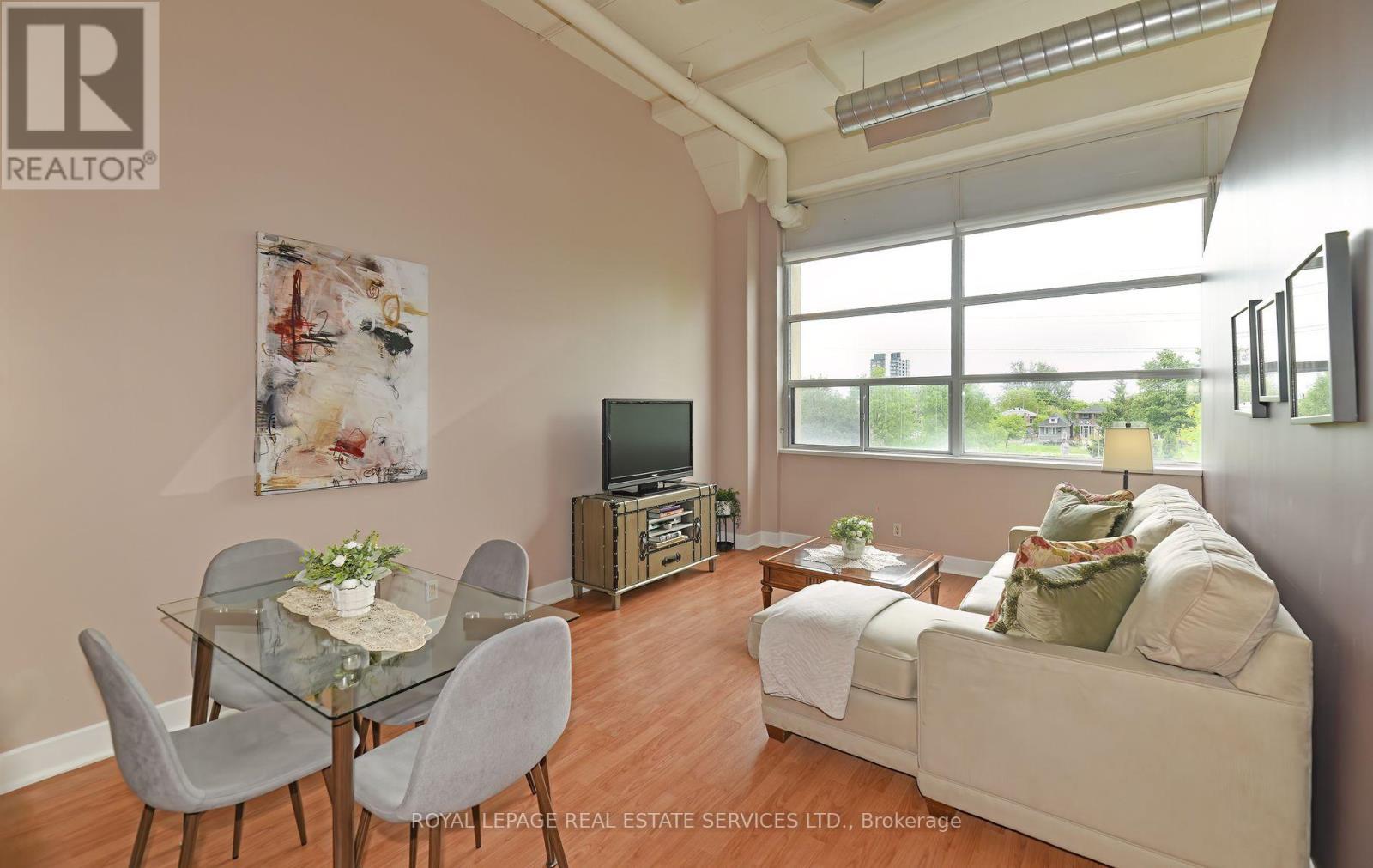 












205 - 1001 ROSELAWN AVENUE

,
Toronto,




Ontario
M6B4M4

