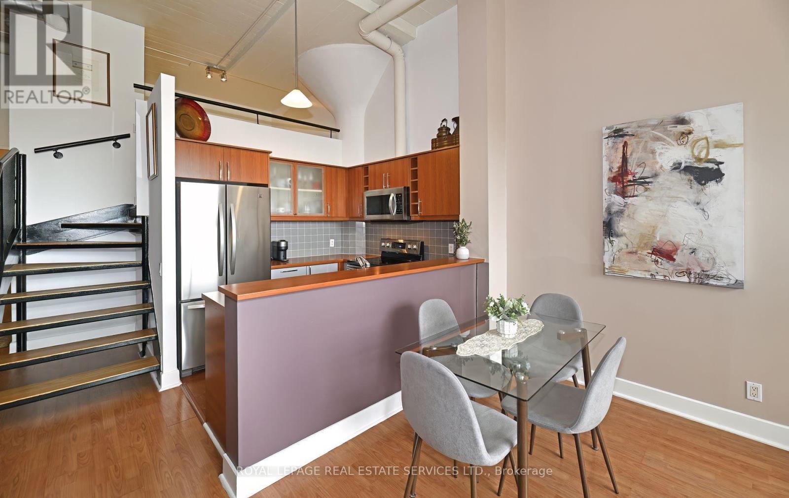 












205 - 1001 ROSELAWN AVENUE

,
Toronto,




Ontario
M6B4M4

