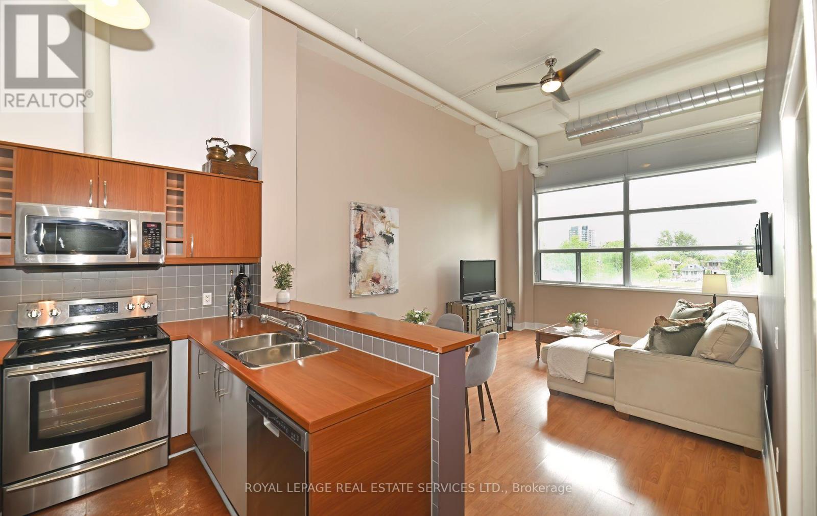 












205 - 1001 ROSELAWN AVENUE

,
Toronto,




Ontario
M6B4M4

