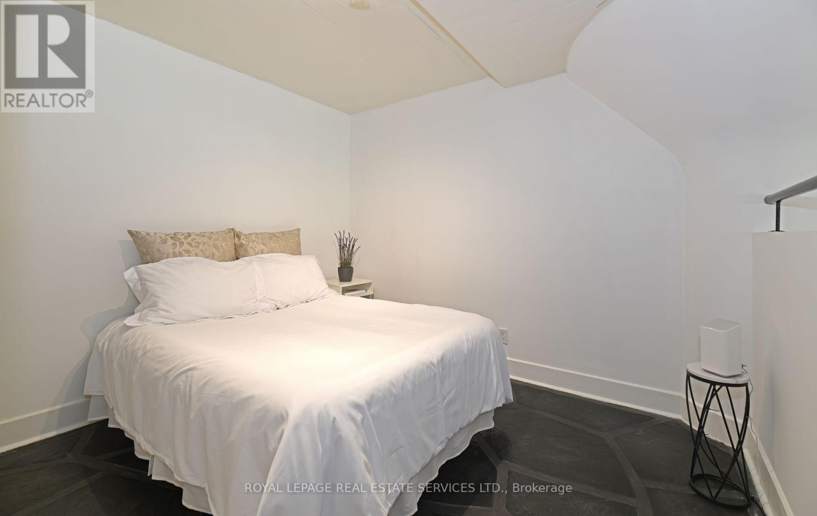 












205 - 1001 ROSELAWN AVENUE

,
Toronto,




Ontario
M6B4M4

