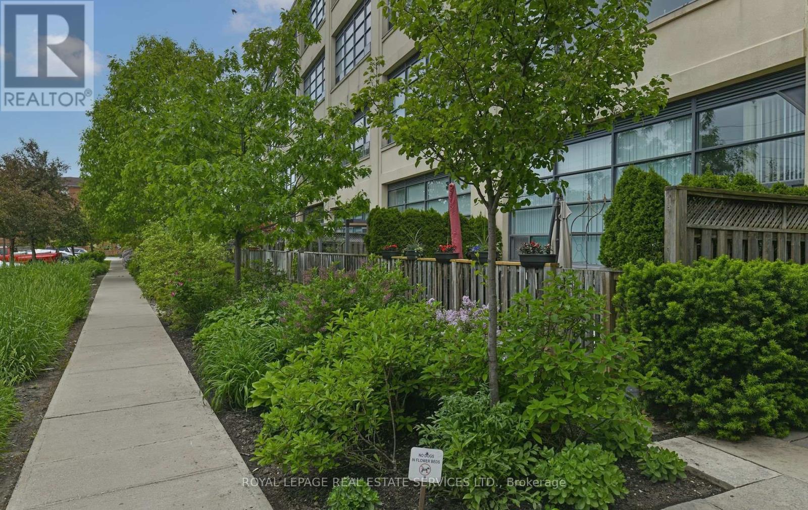 












205 - 1001 ROSELAWN AVENUE

,
Toronto,




Ontario
M6B4M4

