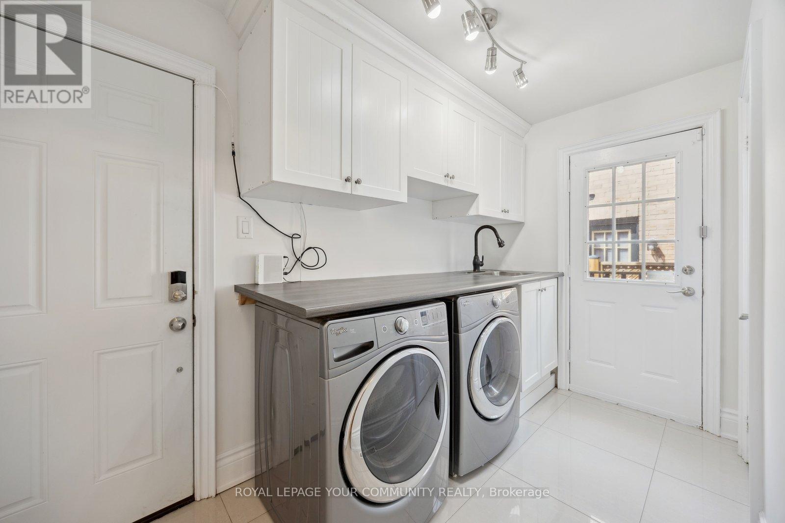 












16 WHITE LODGE CRESCENT

,
Richmond Hill,




Ontario
L4C8Z7


