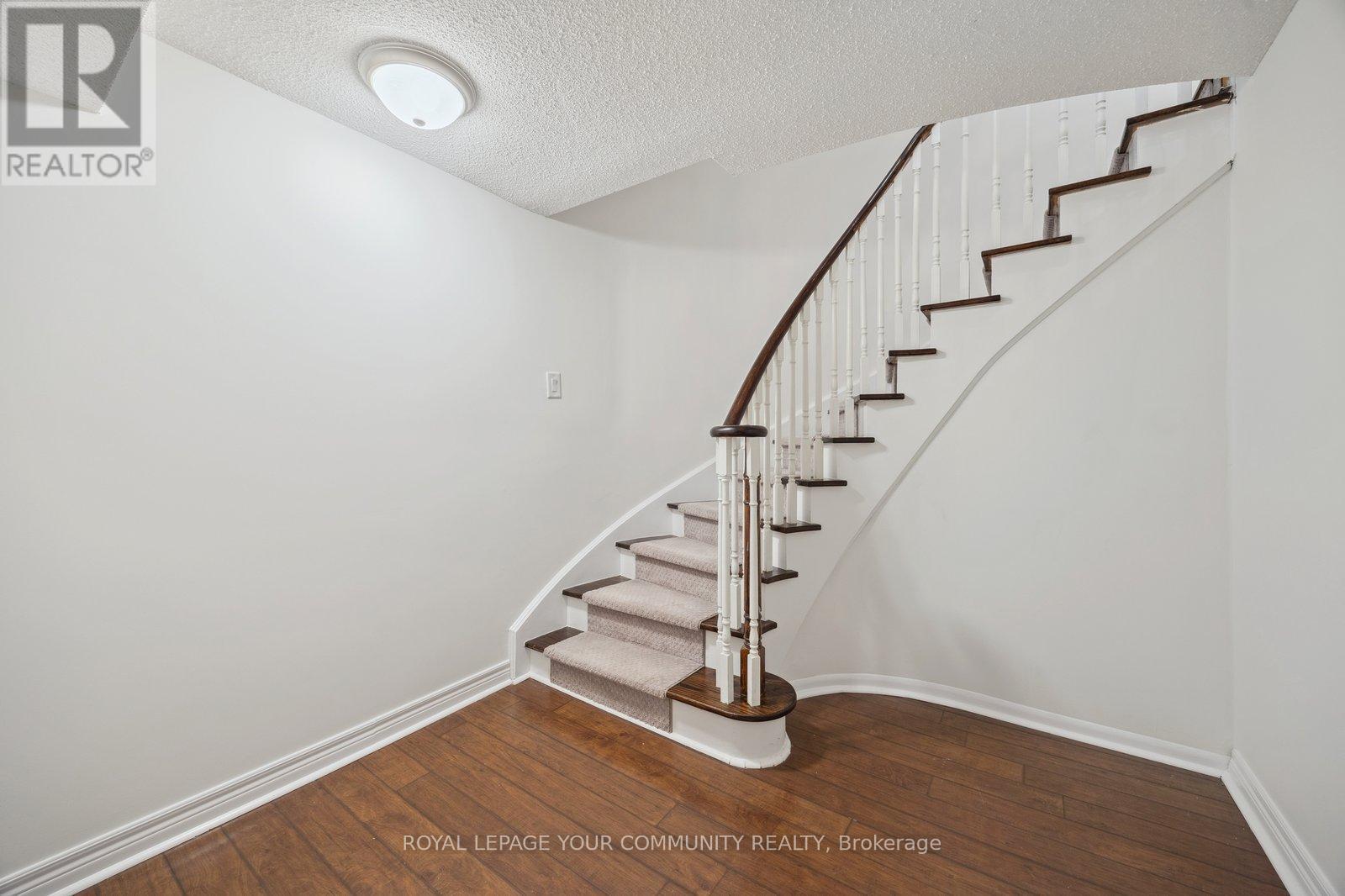 












16 WHITE LODGE CRESCENT

,
Richmond Hill,




Ontario
L4C8Z7

