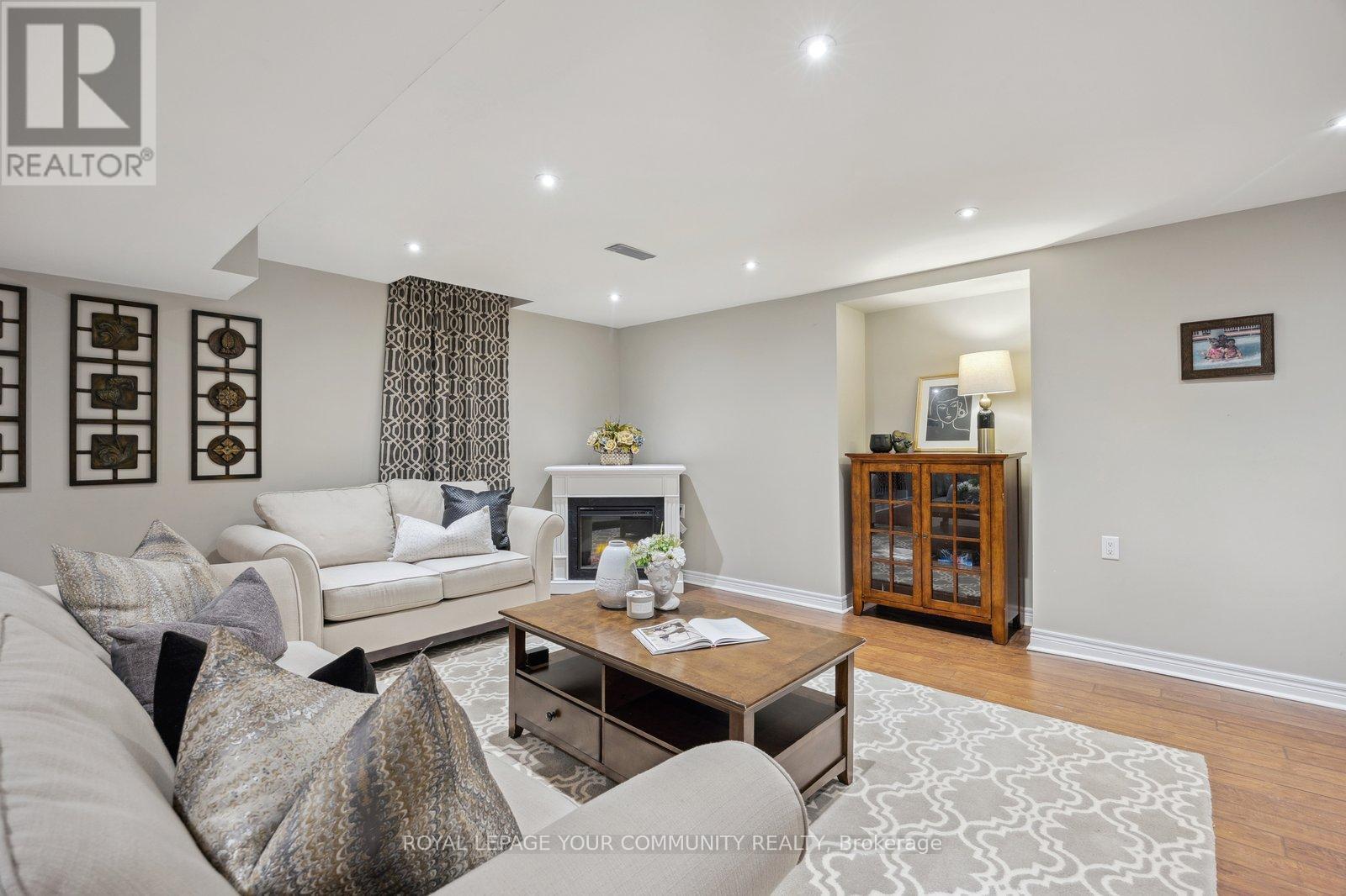 












16 WHITE LODGE CRESCENT

,
Richmond Hill,




Ontario
L4C8Z7

