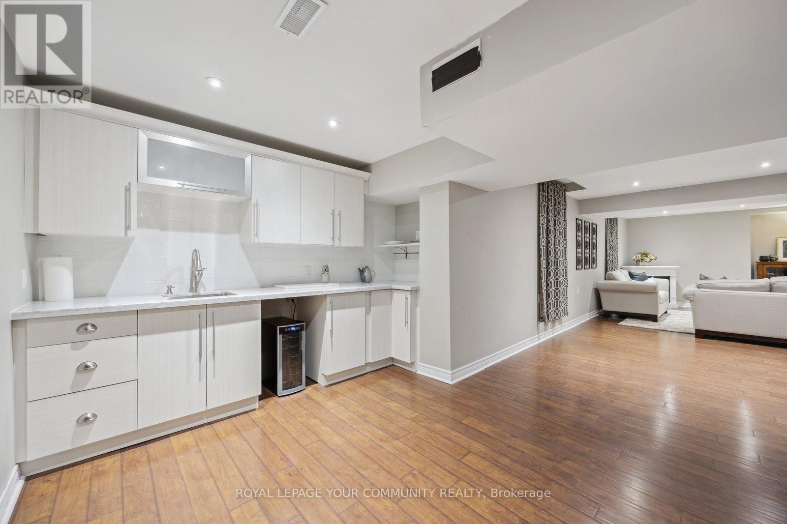 












16 WHITE LODGE CRESCENT

,
Richmond Hill,




Ontario
L4C8Z7

