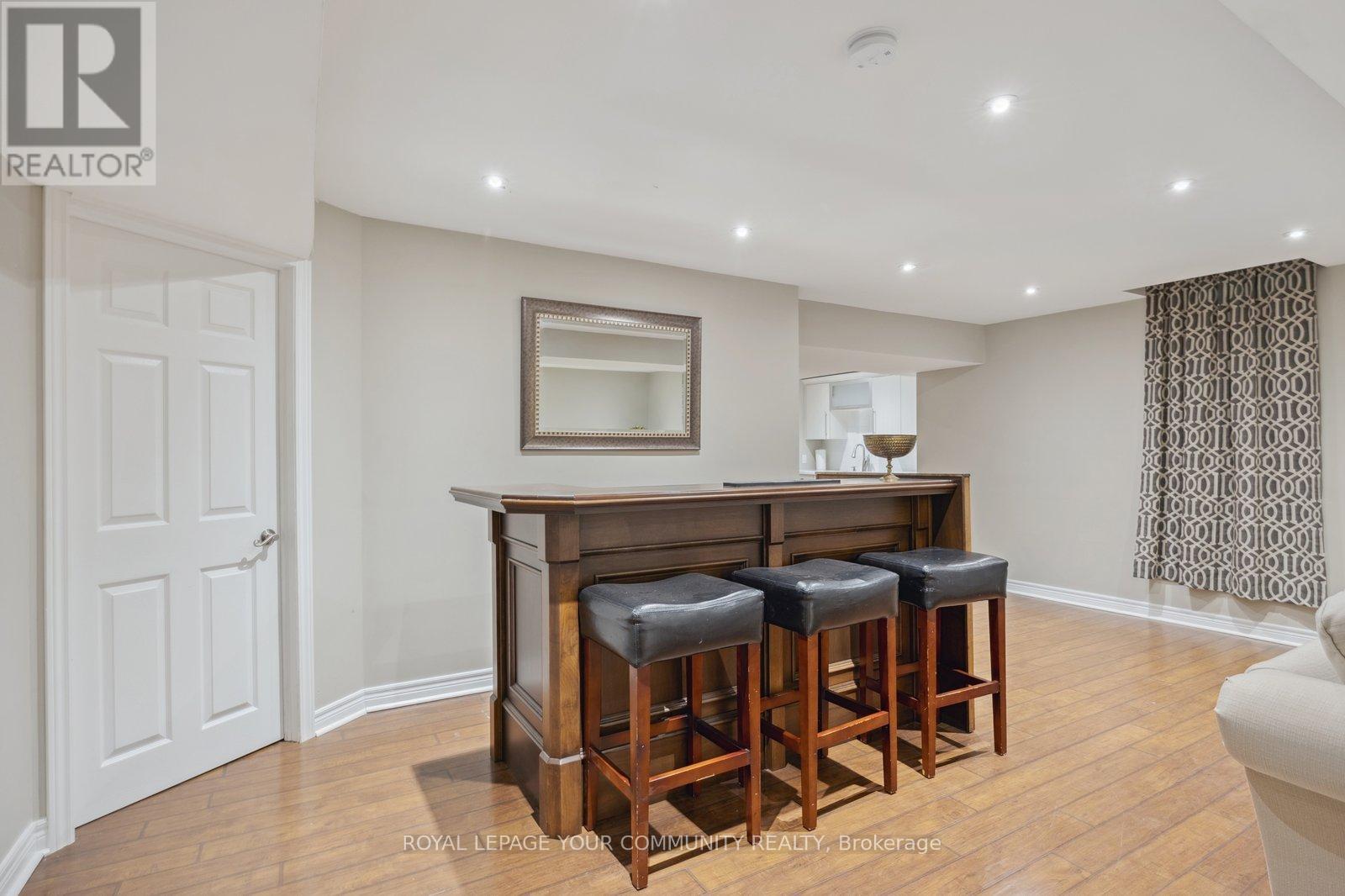 












16 WHITE LODGE CRESCENT

,
Richmond Hill,




Ontario
L4C8Z7

