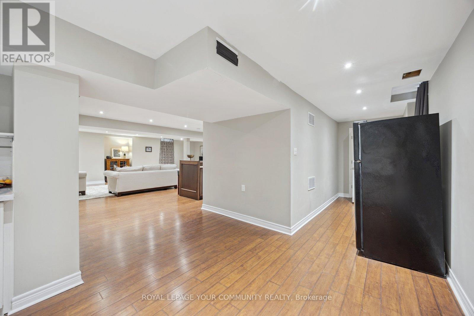 












16 WHITE LODGE CRESCENT

,
Richmond Hill,




Ontario
L4C8Z7

