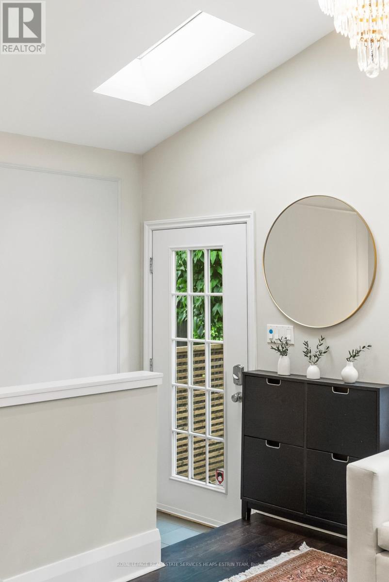 












62 FAIRLAWN AVENUE

,
Toronto,




Ontario
M5M1S7

