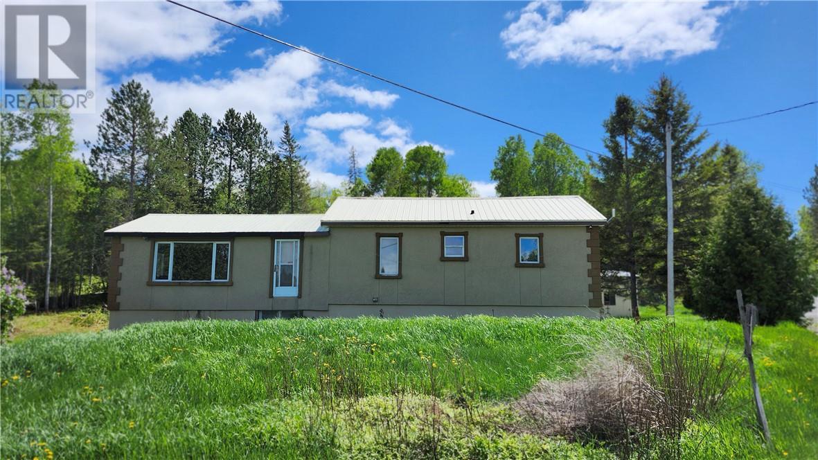 












92 Chain Lake Road

,
Wahnapitae,




Ontario
P0M3C0

