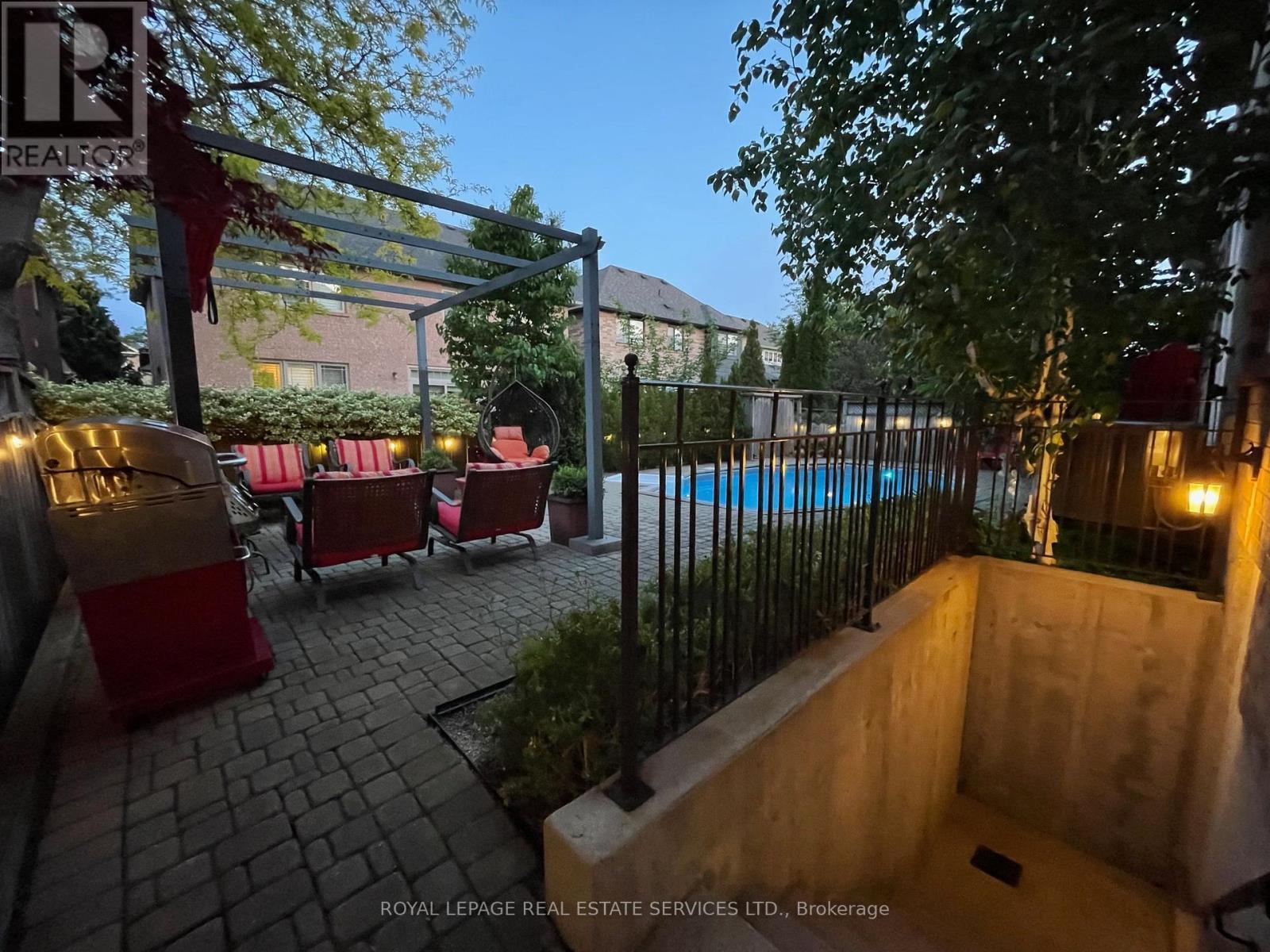 












1392 PINECLIFF ROAD

,
Oakville,




Ontario
L6M3Z1

