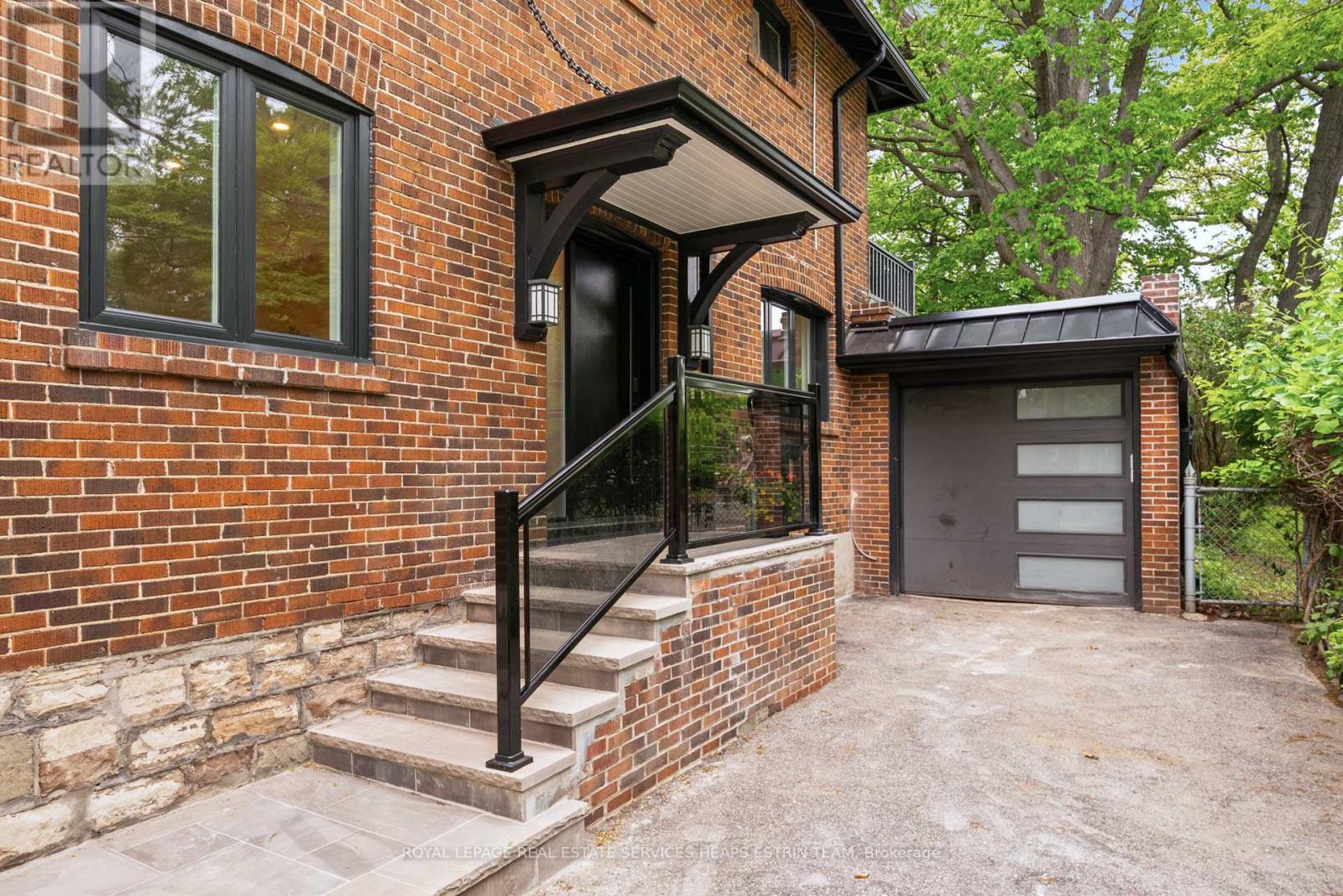 












156 WELLAND AVENUE

,
Toronto,




Ontario
M4T2J7

