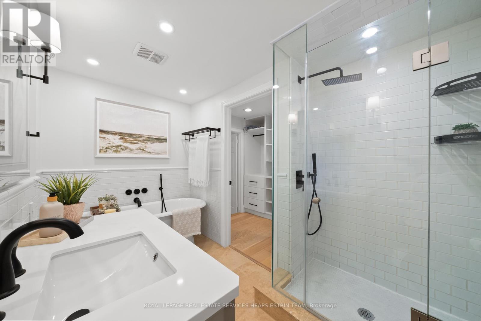 












156 WELLAND AVENUE

,
Toronto,




Ontario
M4T2J7

