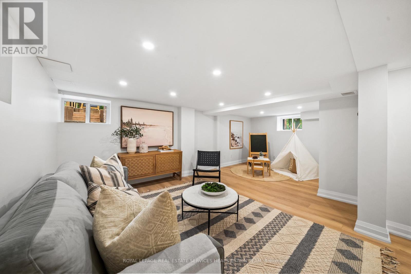 












156 WELLAND AVENUE

,
Toronto,




Ontario
M4T2J7

