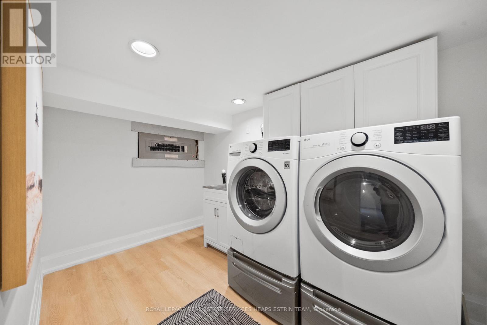 












156 WELLAND AVENUE

,
Toronto,




Ontario
M4T2J7

