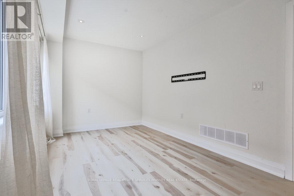 












1663 VELLORE CRESCENT

,
Mississauga,




Ontario
L5G0C3

