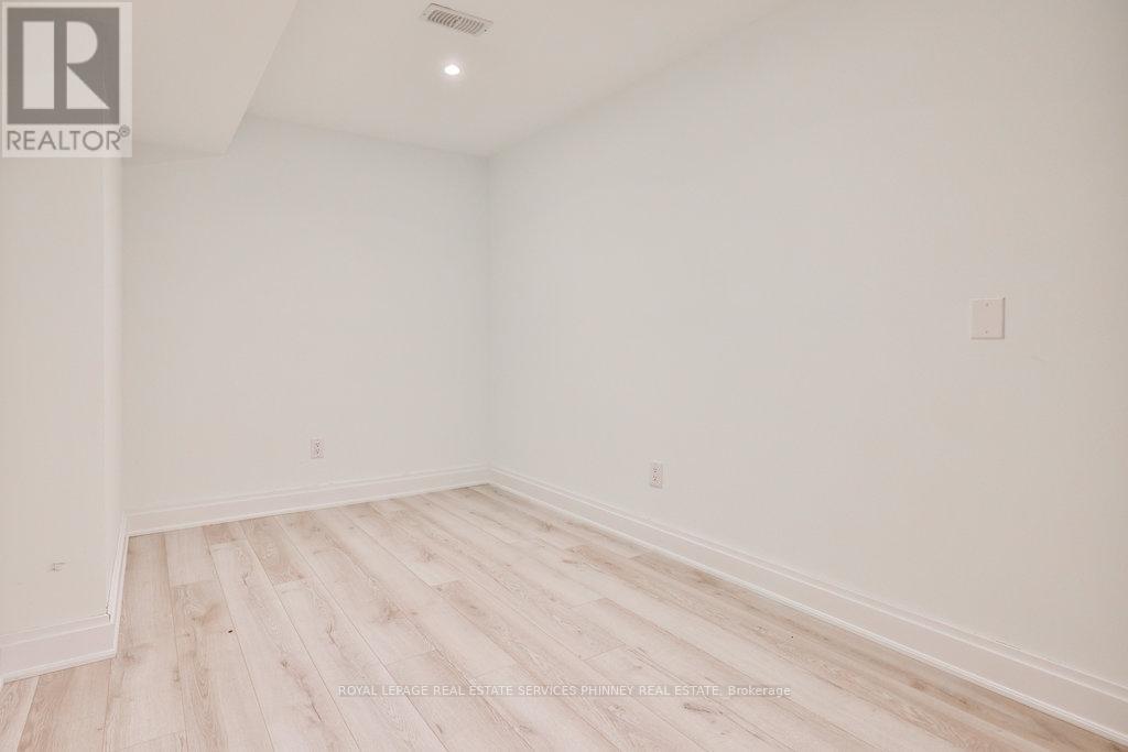 












1663 VELLORE CRESCENT

,
Mississauga,




Ontario
L5G0C3

