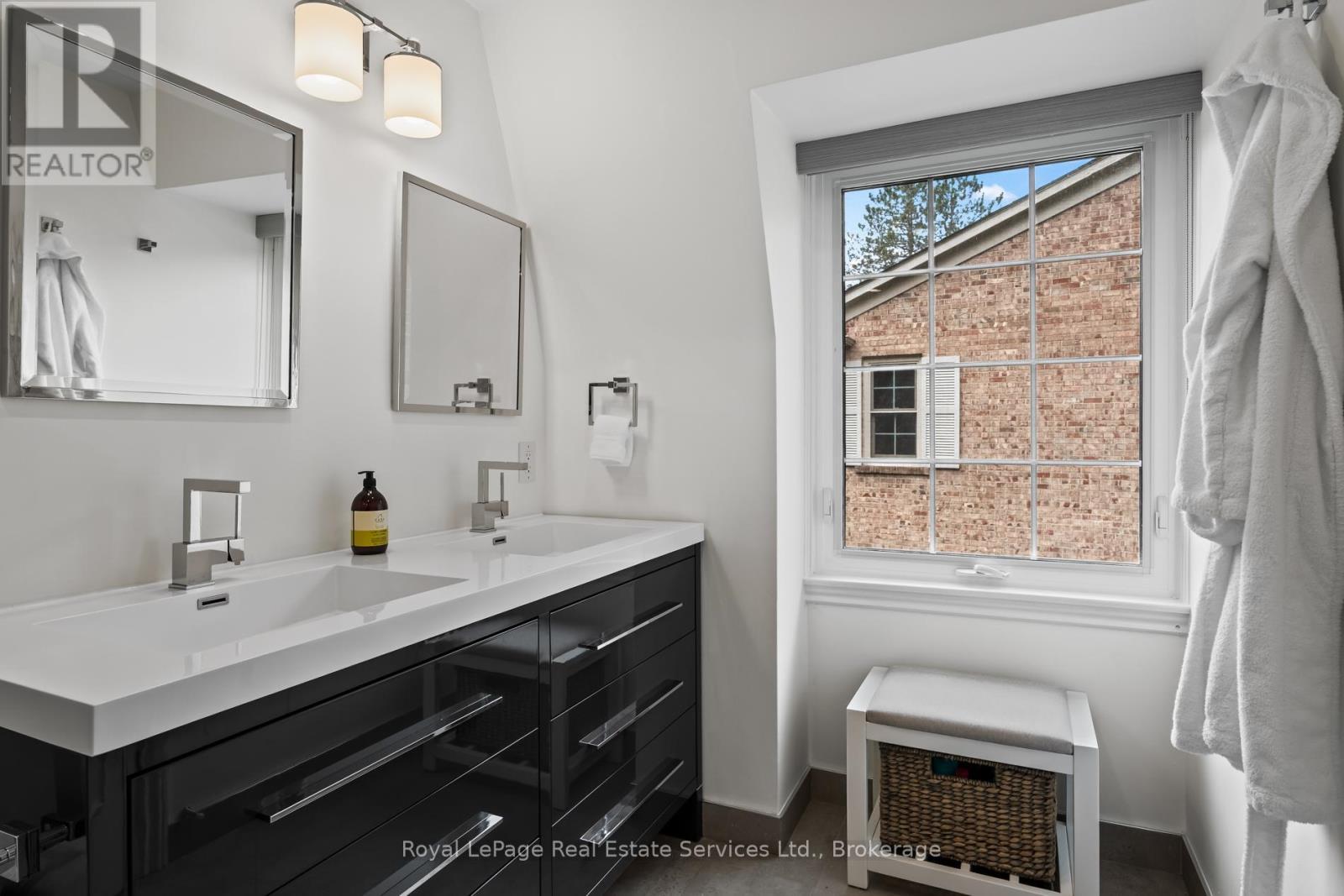 












1036 WENLEIGH COURT

,
Mississauga (Lorne Park),




Ontario
L5H1M8

