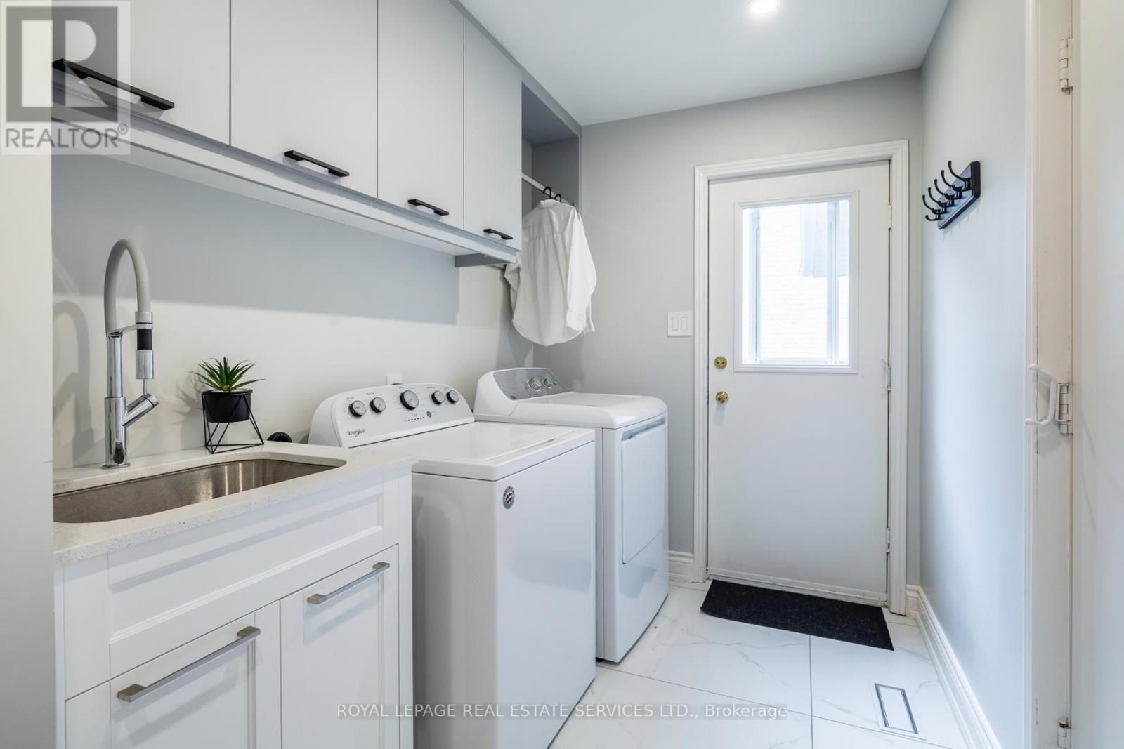 












6 DAWNRIDGE TRAIL

,
Brampton,




Ontario
L6Z2A1

