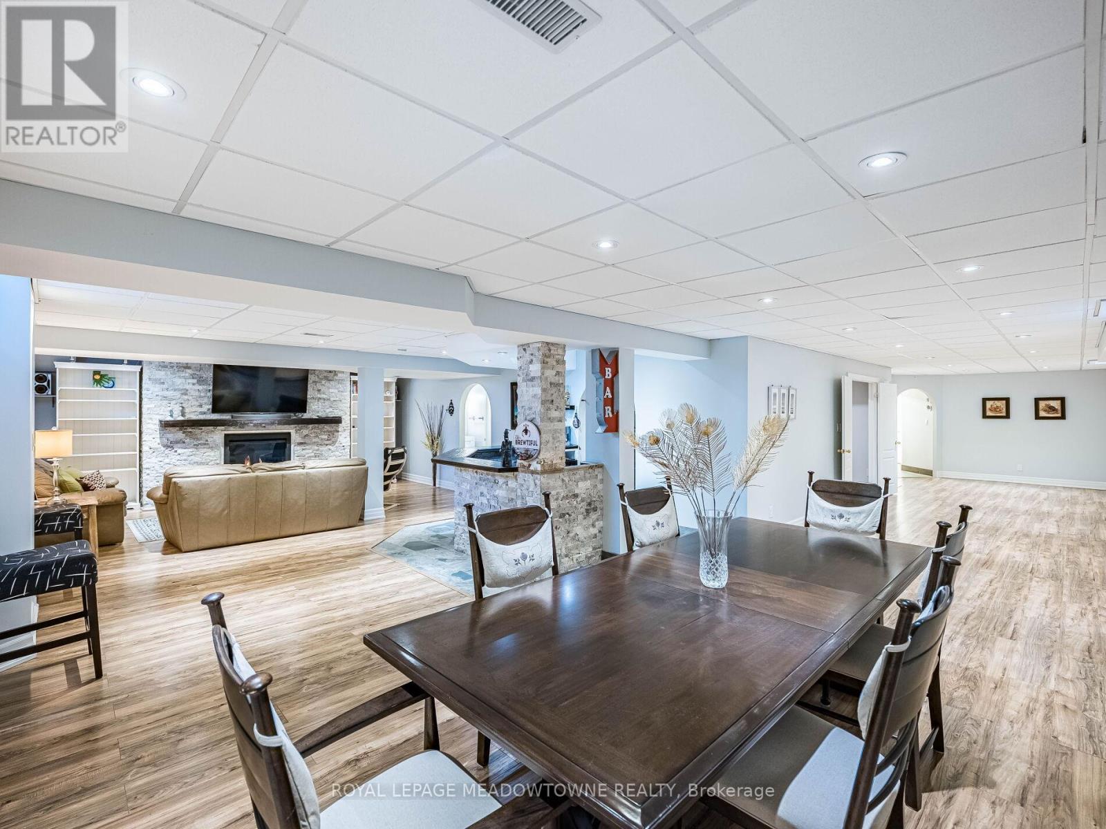 












16 ISAIAH DRIVE

,
Vaughan,




Ontario
L4H0C3

