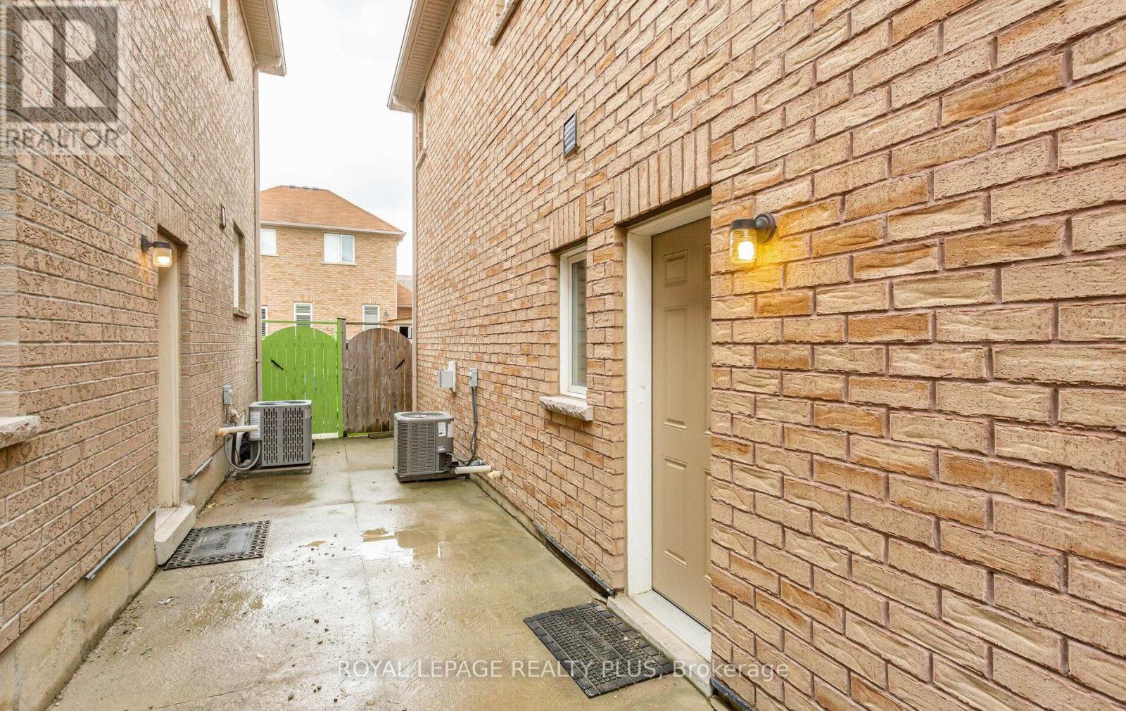 












17 DADEN OAKS DRIVE

,
Brampton,




Ontario
L6P3R7

