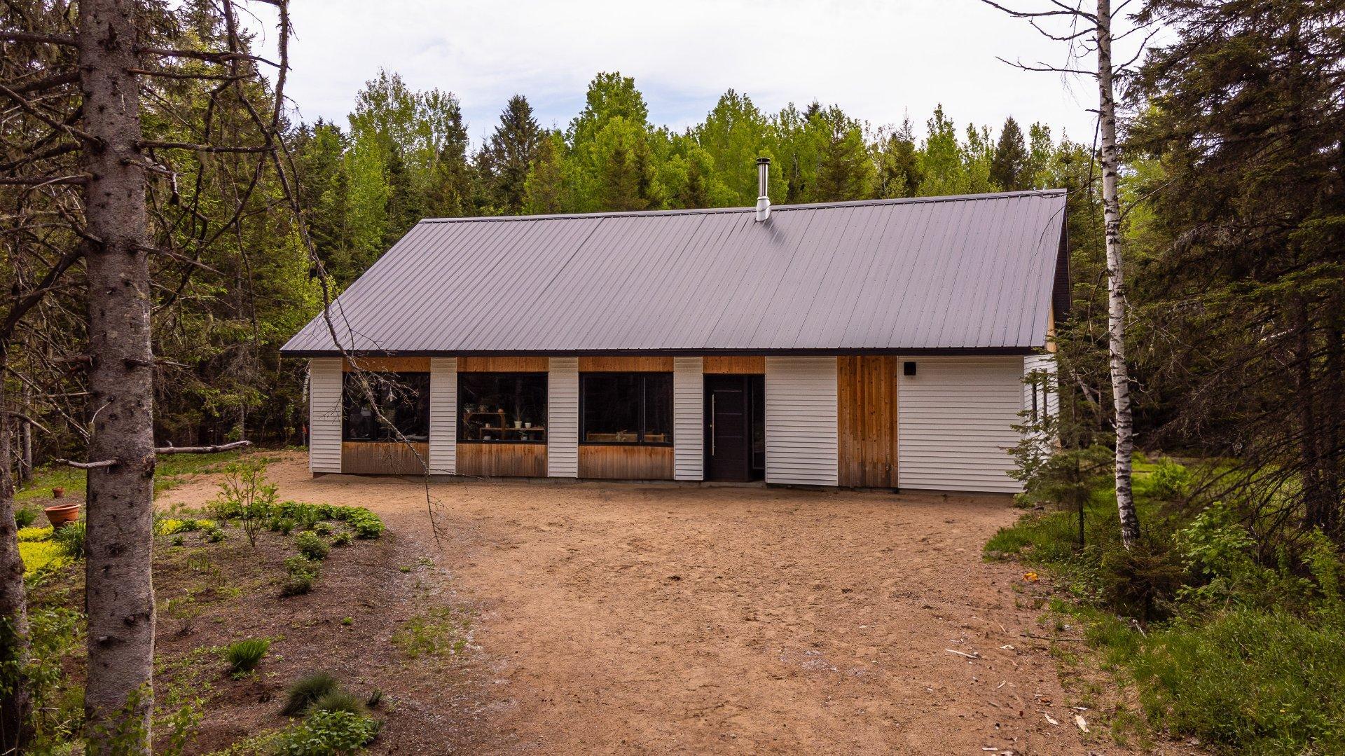 









1050


Ch. St-François

,
Saint-Mathieu-du-Parc,




QC
G0X1N0

