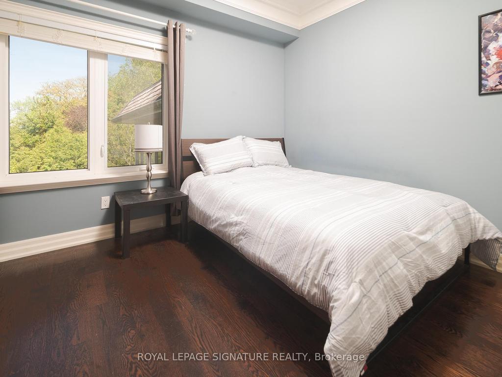 









43


Fenn

Avenue,
Toronto,




ON
M2L 1M7

