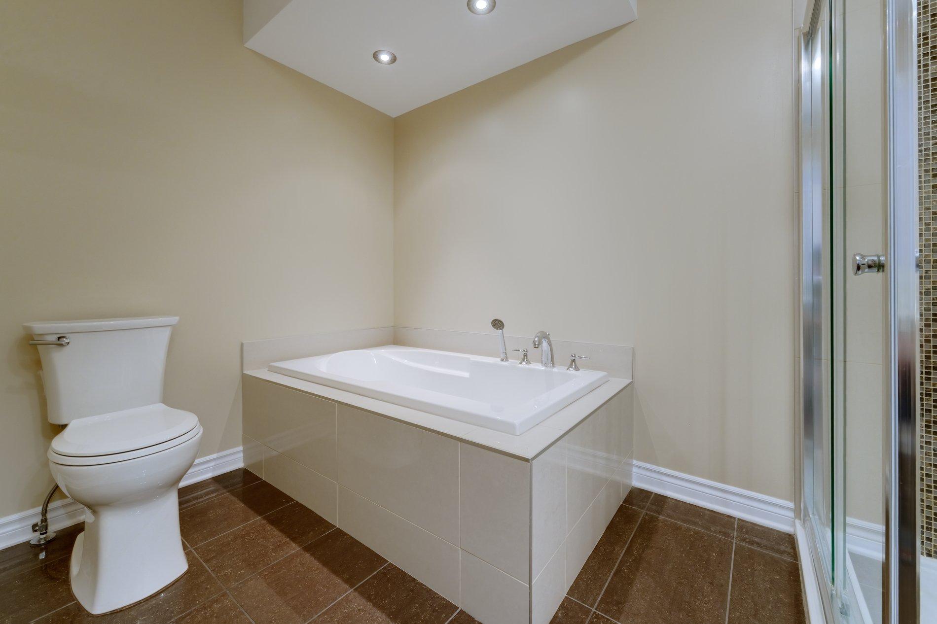 









6110


Rue Bernard-Racicot

, 5,
Longueuil (Saint-Hubert),




QC
J3Y0B7

