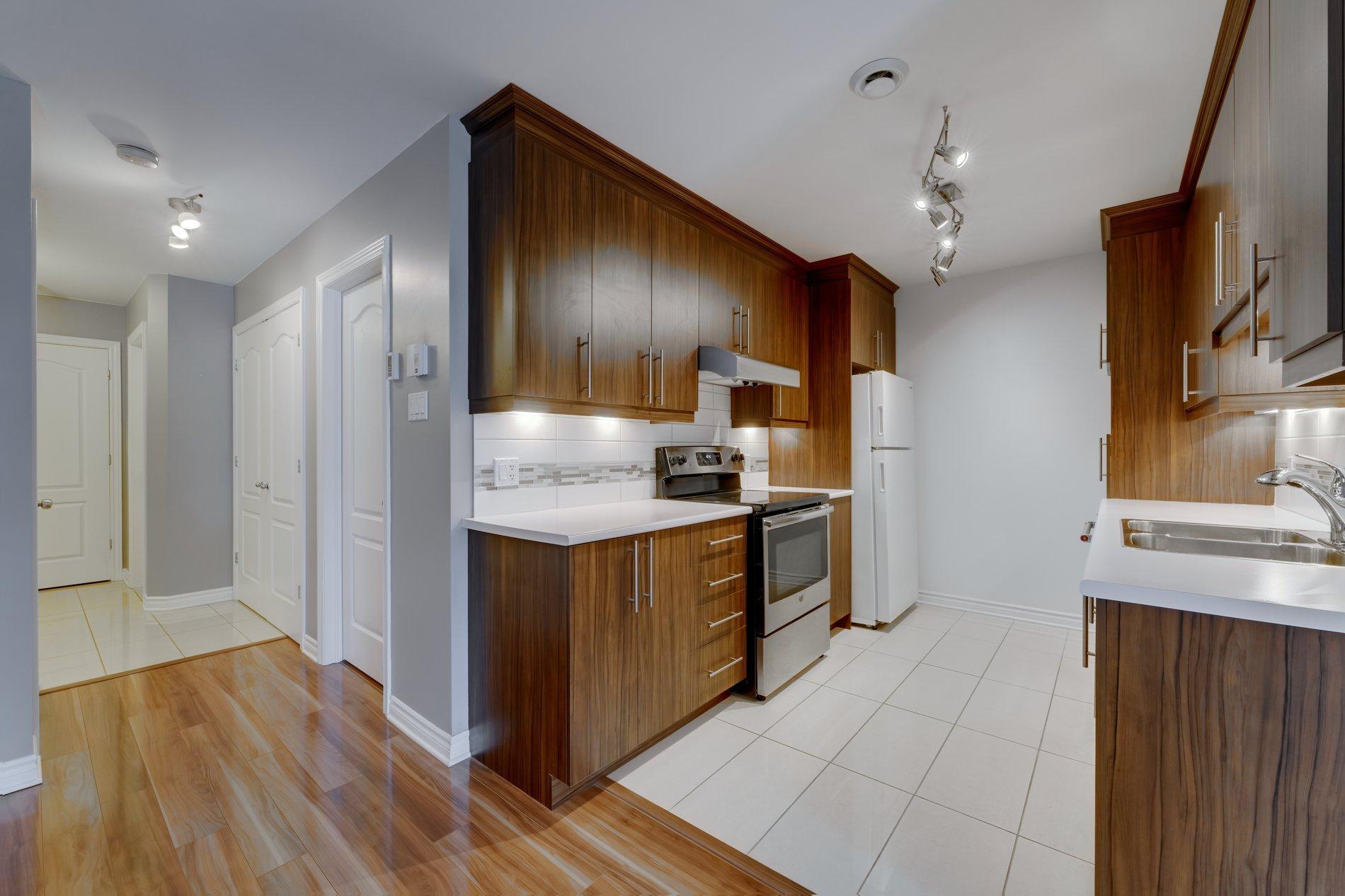 









6110


Rue Bernard-Racicot

, 5,
Longueuil (Saint-Hubert),




QC
J3Y0B7

