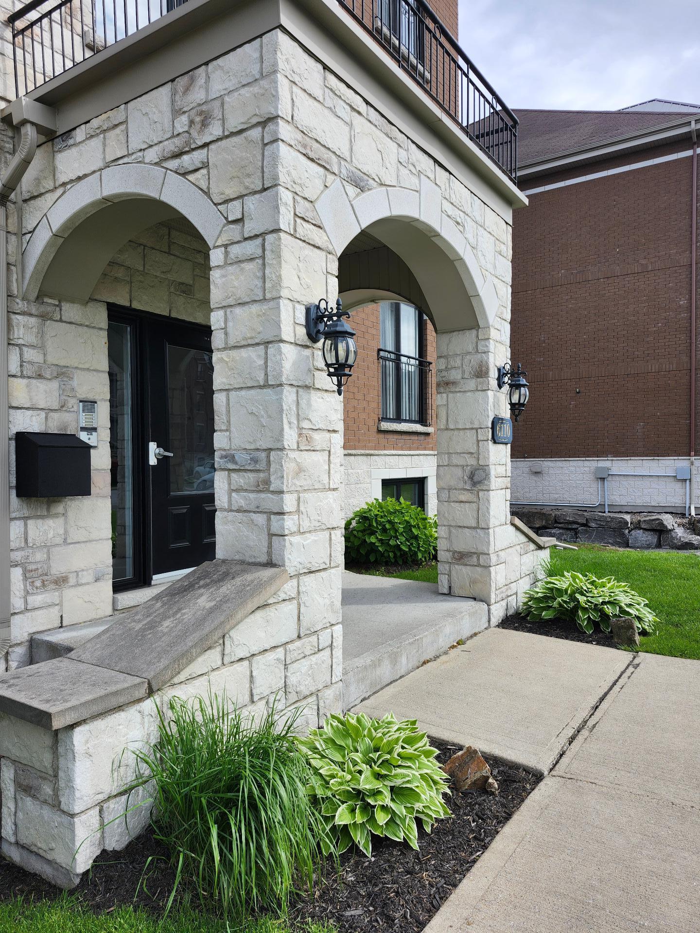 









6110


Rue Bernard-Racicot

, 5,
Longueuil (Saint-Hubert),




QC
J3Y0B7

