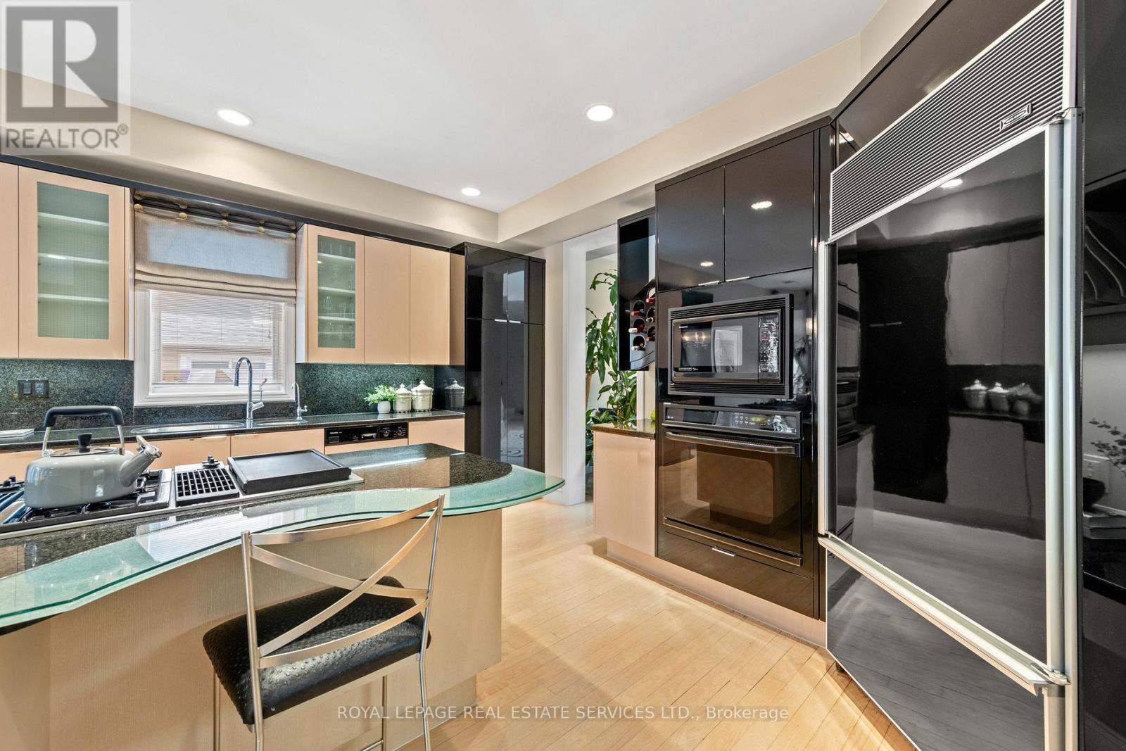 












477 OLD ORCHARD GROVE

,
Toronto,




Ontario
M5M2G3

