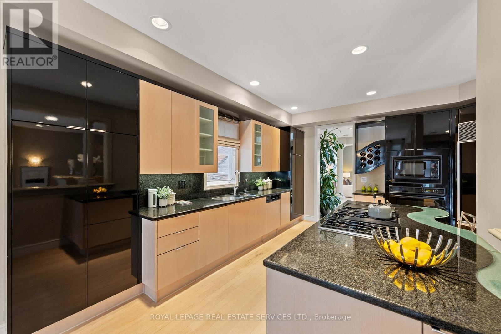 












477 OLD ORCHARD GROVE

,
Toronto,




Ontario
M5M2G3

