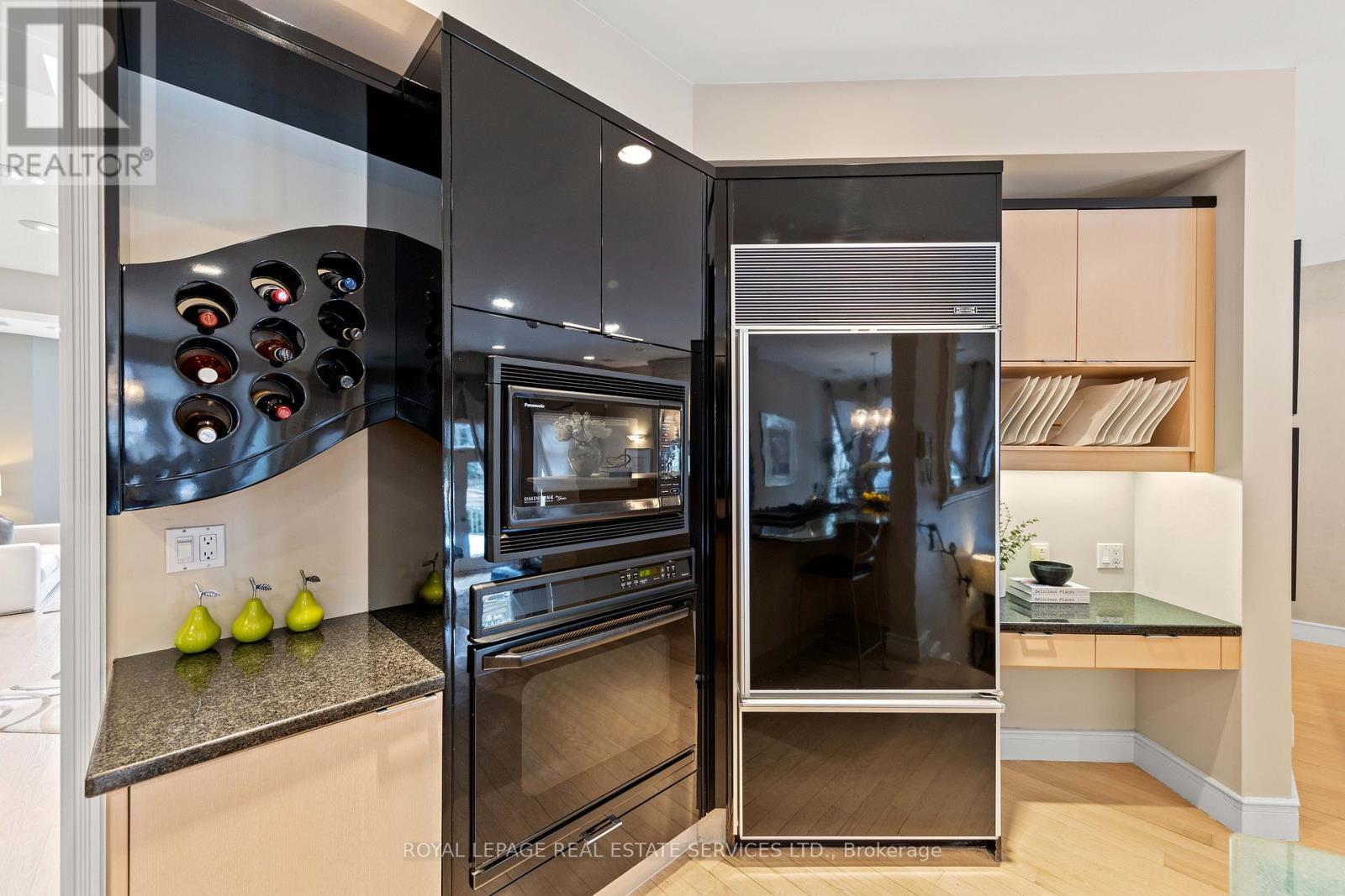 












477 OLD ORCHARD GROVE

,
Toronto,




Ontario
M5M2G3


