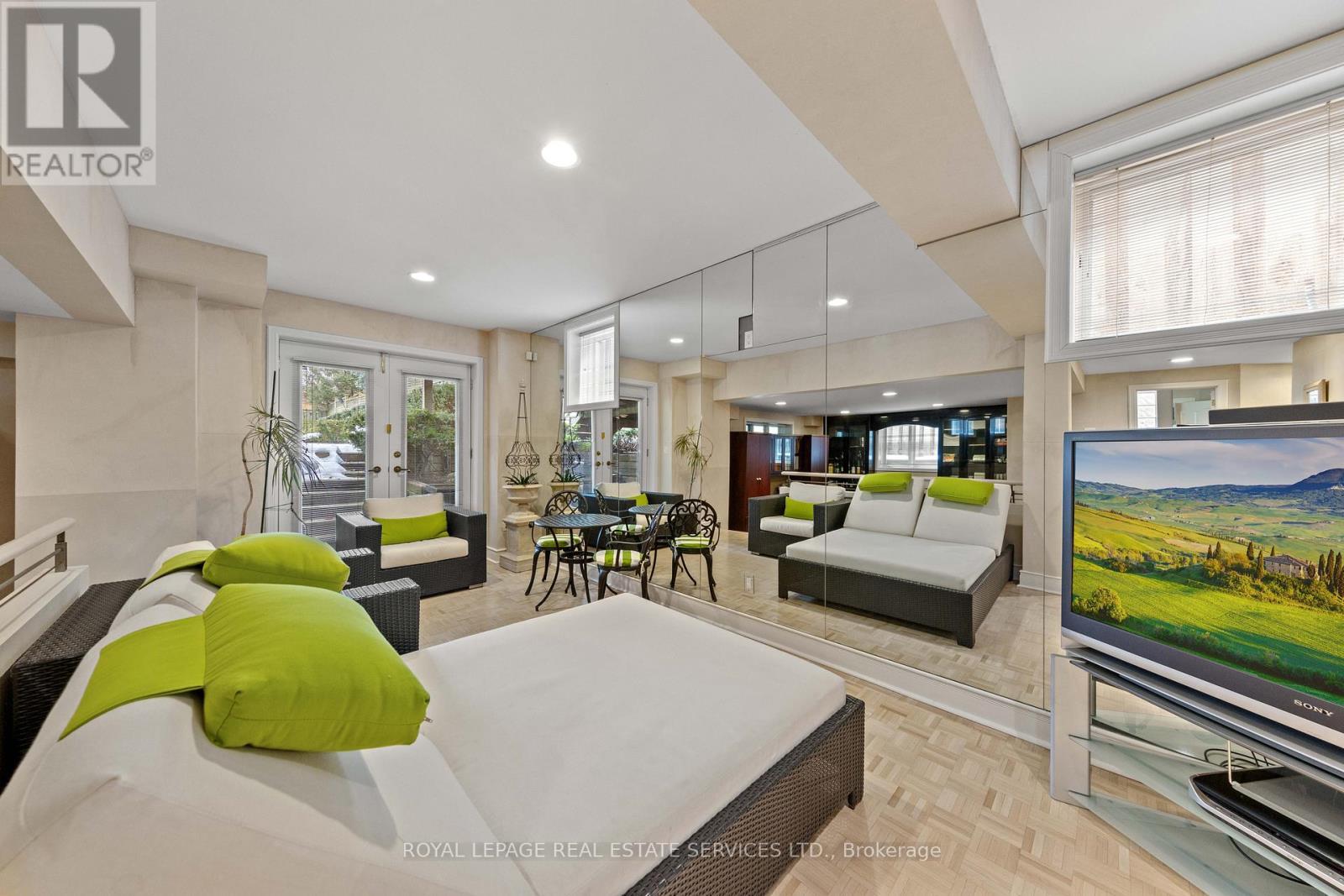 












477 OLD ORCHARD GROVE

,
Toronto,




Ontario
M5M2G3

