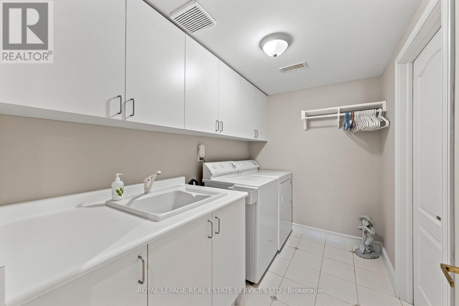 












477 OLD ORCHARD GROVE

,
Toronto,




Ontario
M5M2G3

