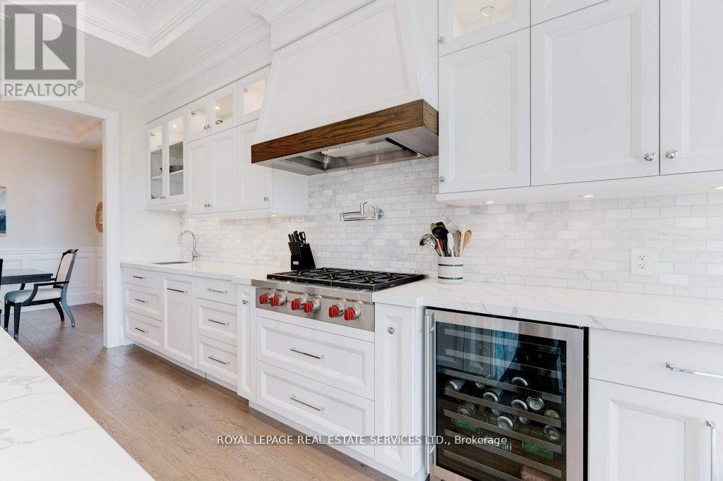 












284 DOUGLAS AVENUE

,
Oakville,




Ontario
L6J3S4


