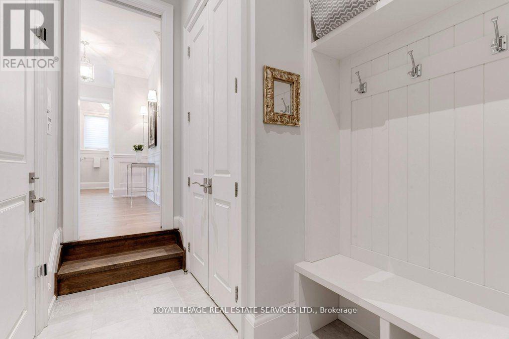 












284 DOUGLAS AVENUE

,
Oakville,




Ontario
L6J3S4

