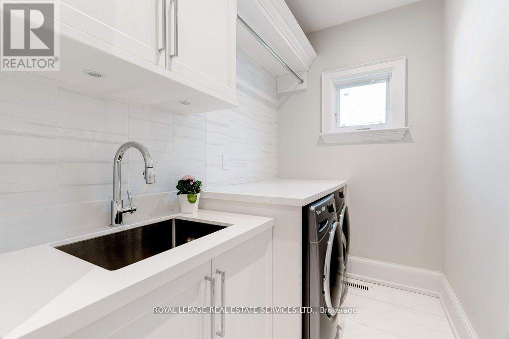 












284 DOUGLAS AVENUE

,
Oakville,




Ontario
L6J3S4

