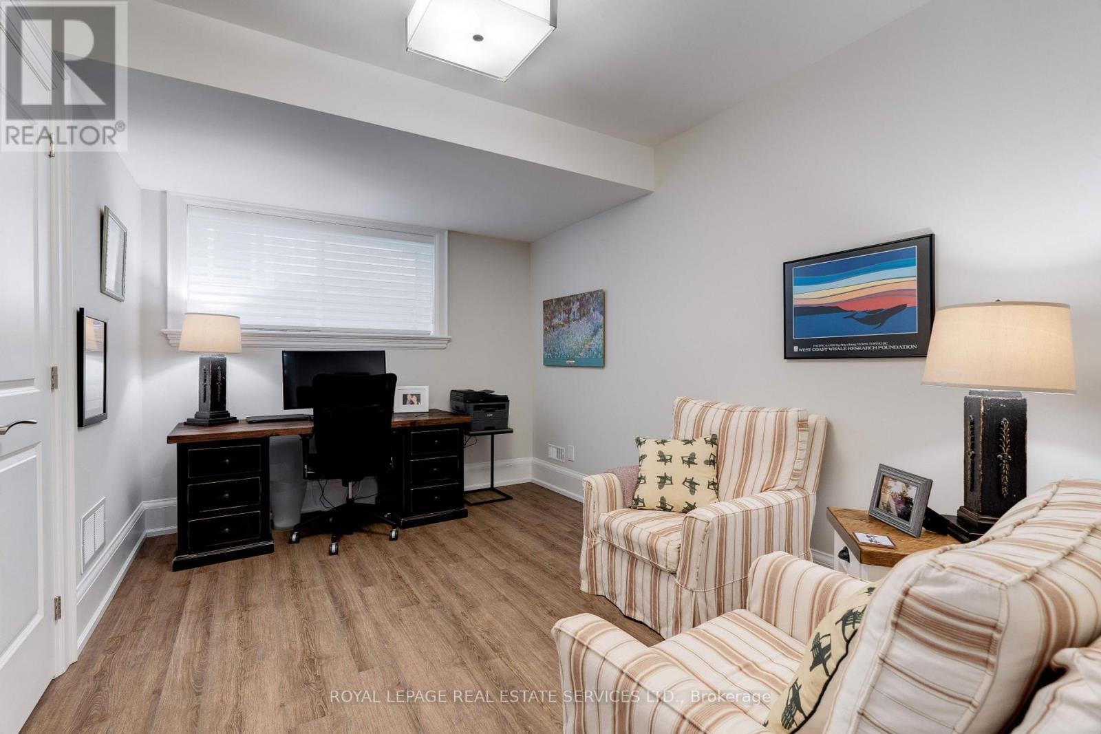 












284 DOUGLAS AVENUE

,
Oakville,




Ontario
L6J3S4

